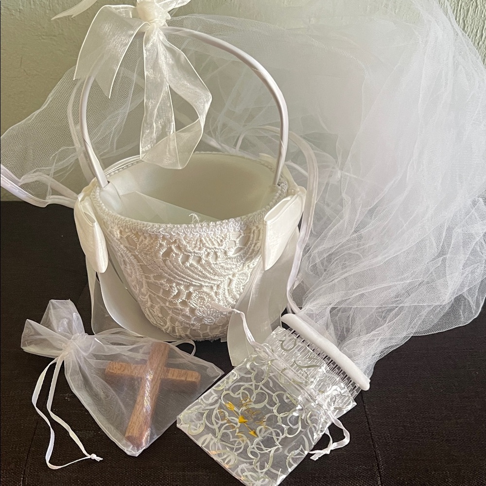 # 0702** White Lace Flower Wedding Tings Basket with Veil. W/ real Wood Cross. - Picture 1 of 17